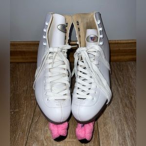 RIEDELL ICE SKATES SIZE 8. NEW.